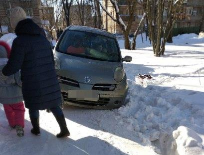 В Чепецке машина застряла в яме на тротуаре: тот, кто должен был вытащить, застрял там же