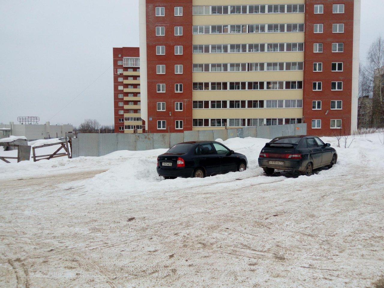 В Чепецке неизвестный водитель въехал в припаркованный ВАЗ и скрылся