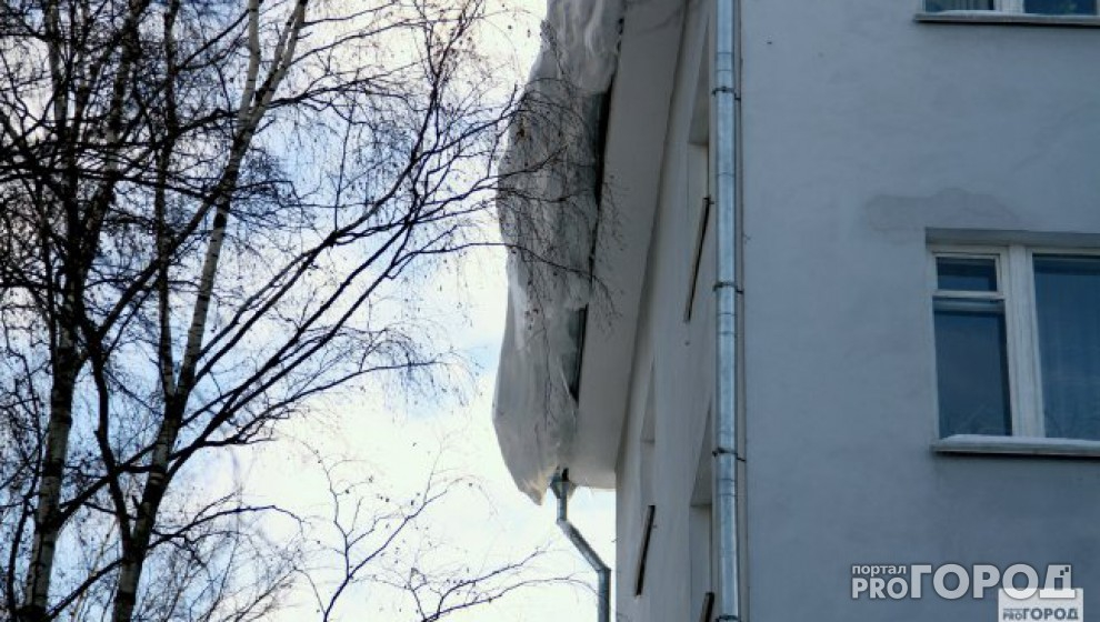 В Кирове на 9-летнего мальчика упала глыба снега
