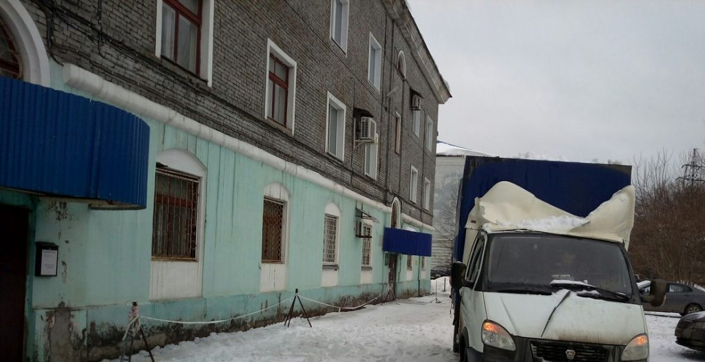 В Чепецке на "Газель" упала глыба снега