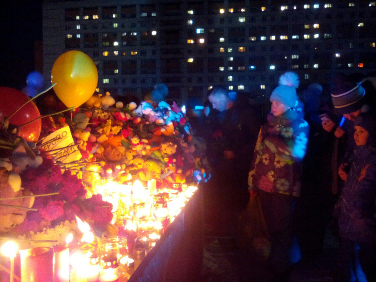 Сотни человек в Кирово-Чепецке почтили память погибших в пожаре в Кемерове