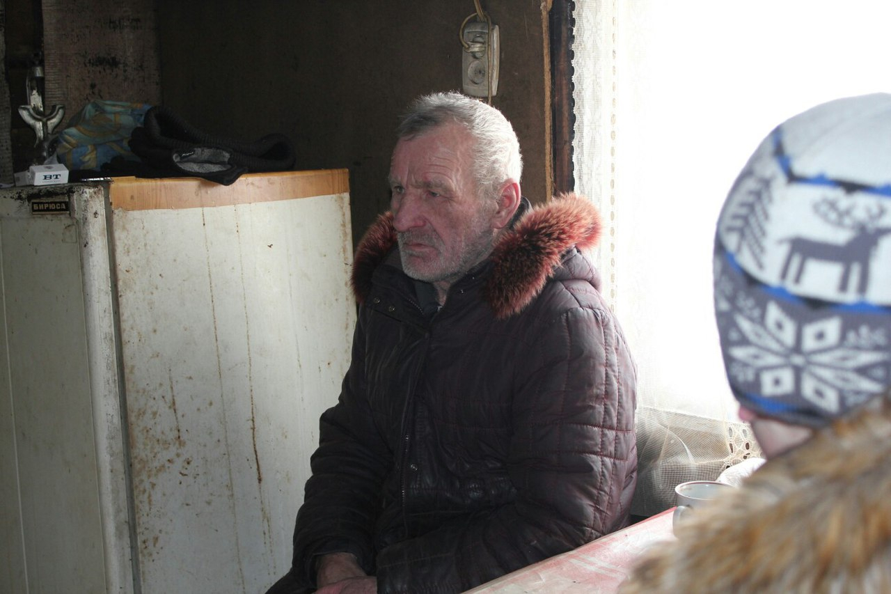В Чепецком районе школьники помогают старикам, живущим в сгоревшем доме