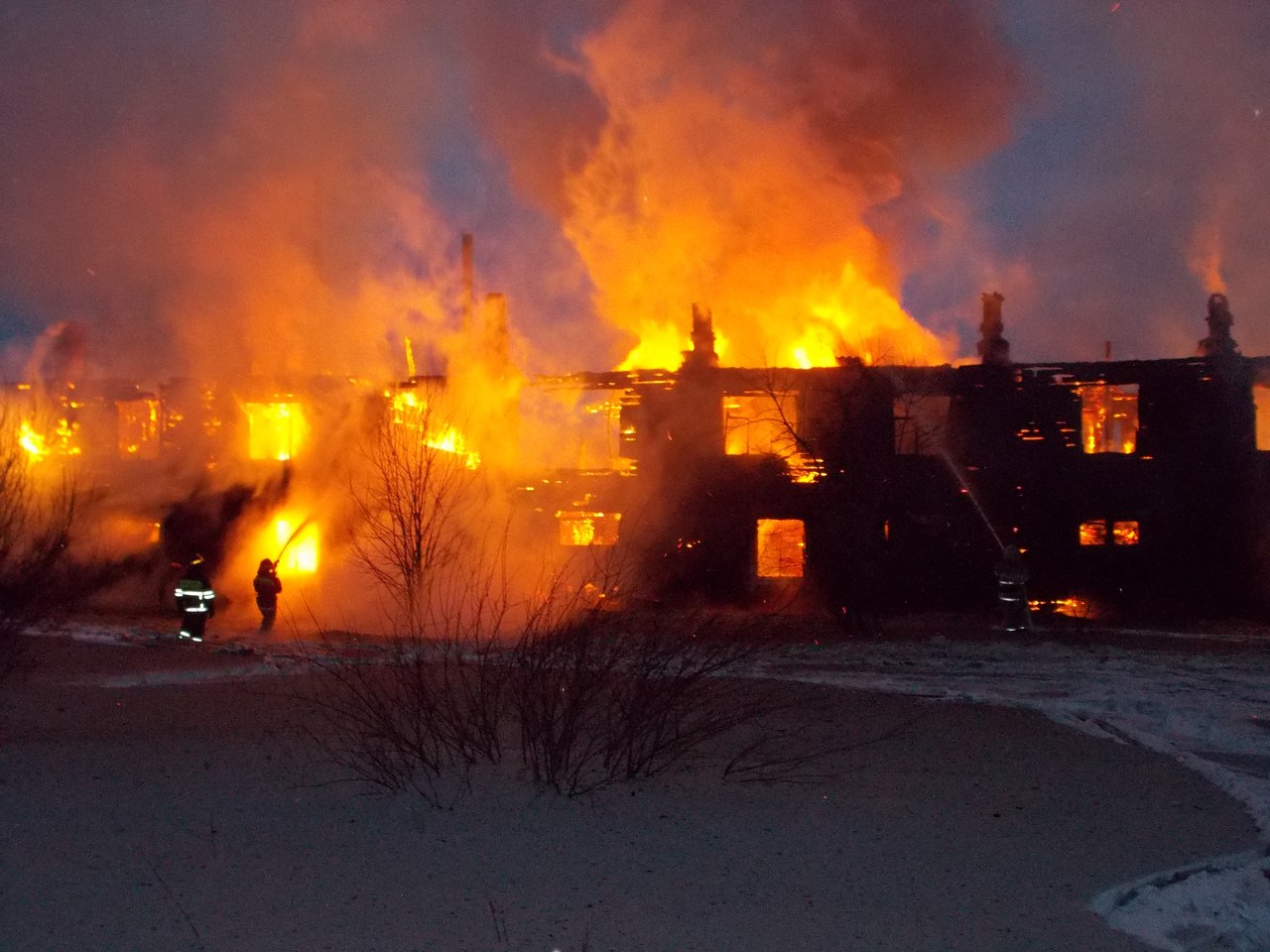 В Кировской области сгорел двухэтажный дом: 8 семей остались без жилья