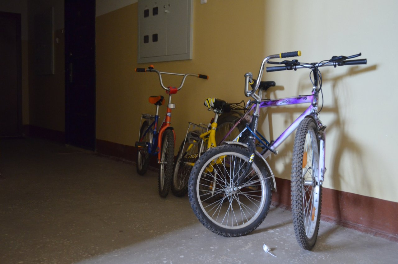 В Чепецке из подъезда на Луначарского украли два велосипеда