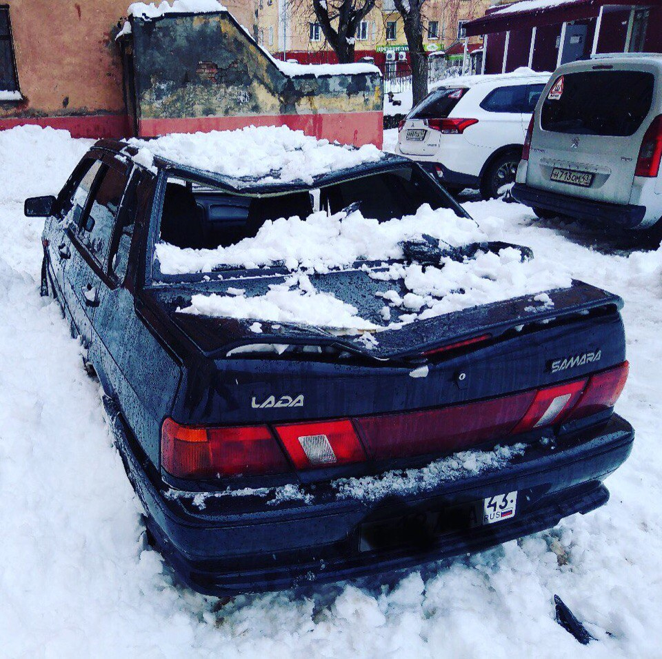 Чепецкие рабочие скинули снег с крыши на легковой автомобиль