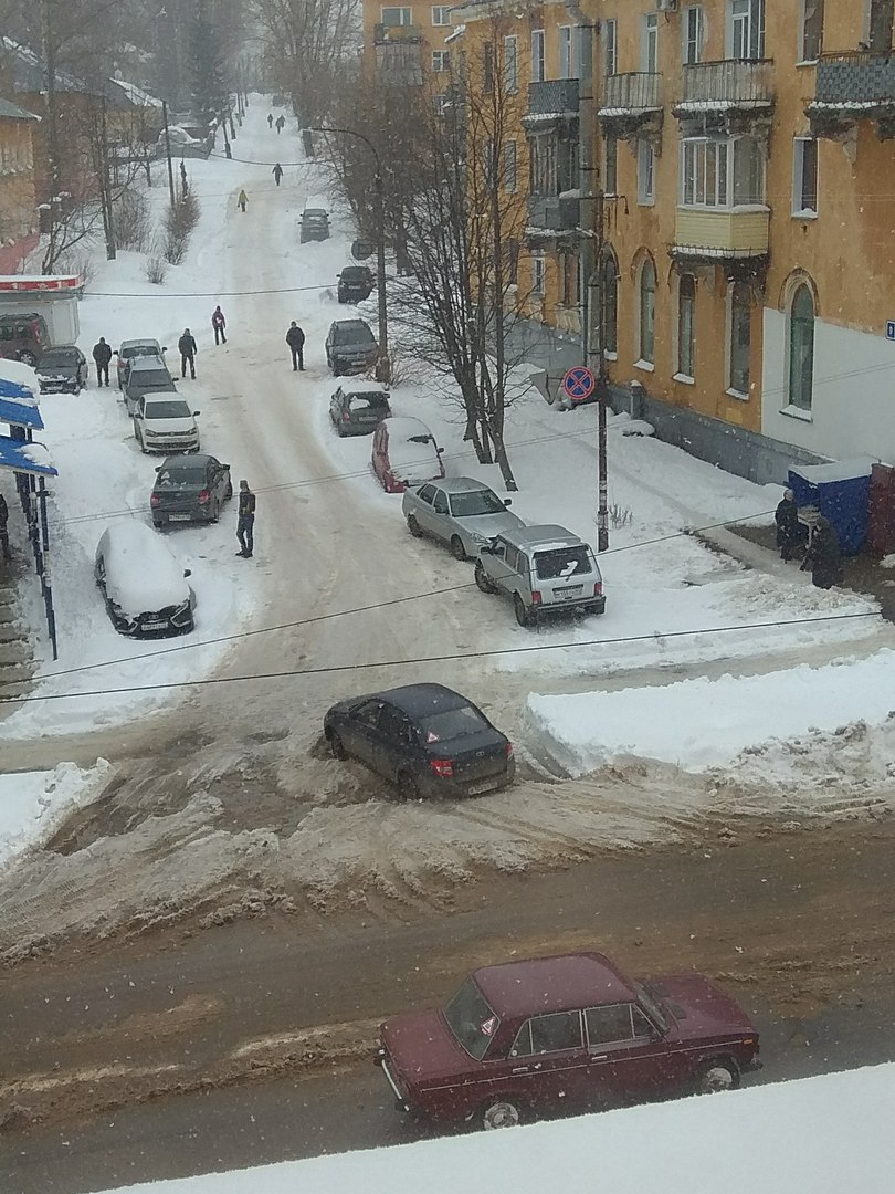 В Чепецке на проспекте Мира в снежной каше застревают машины