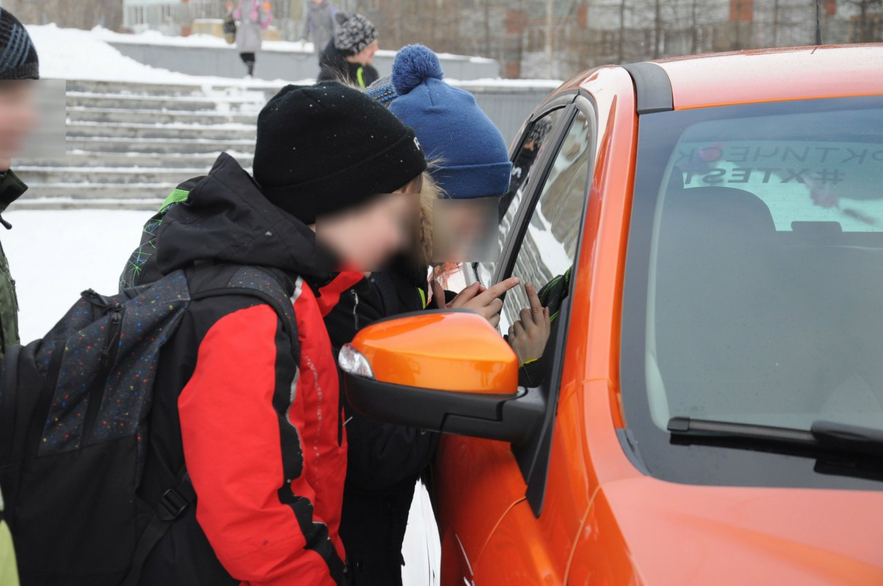 В Чепецке подростки взломали и облили бензином иномарку