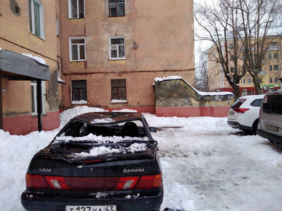 Владелец не будет восстанавливать авто, на которое упал снег в Чепецке