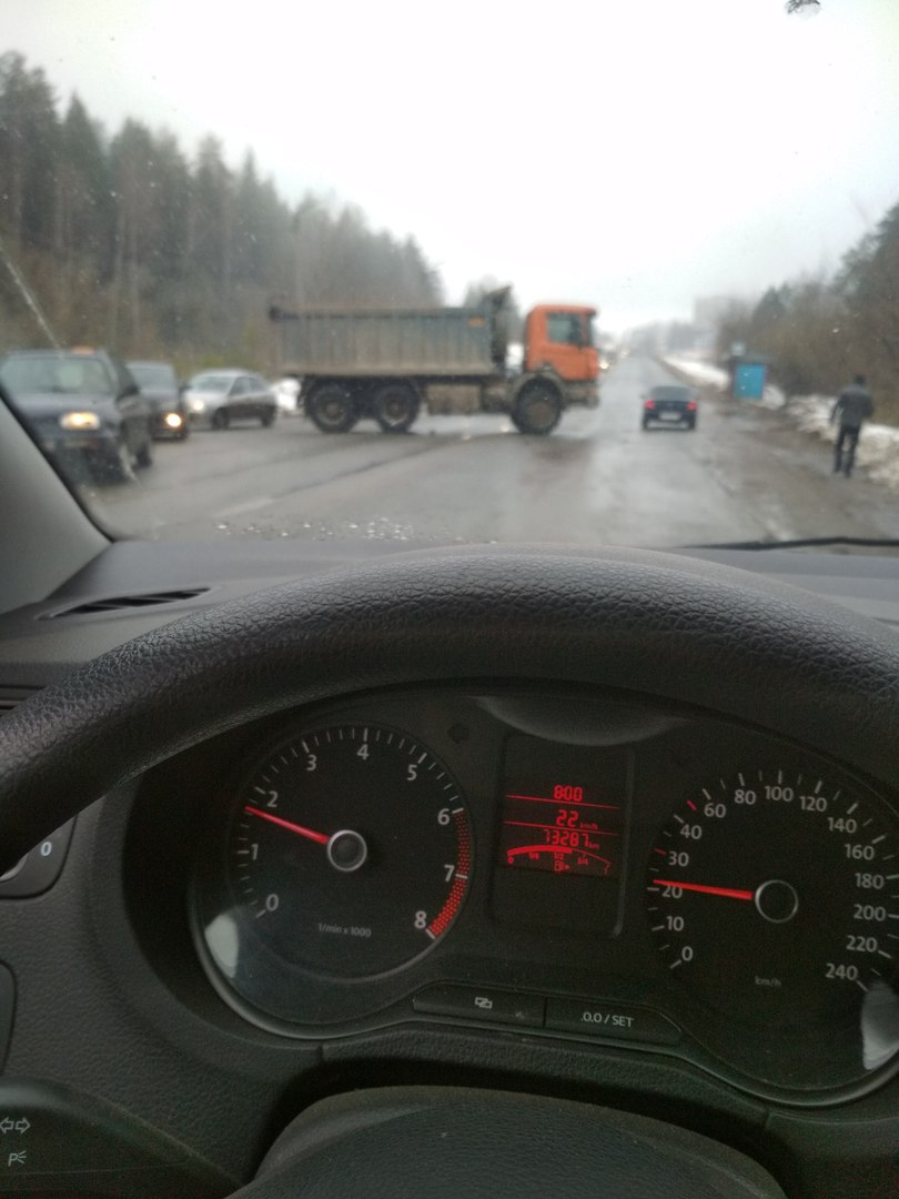 Грузовик перекрыл дорогу после аварии в Кирово-Чепецке