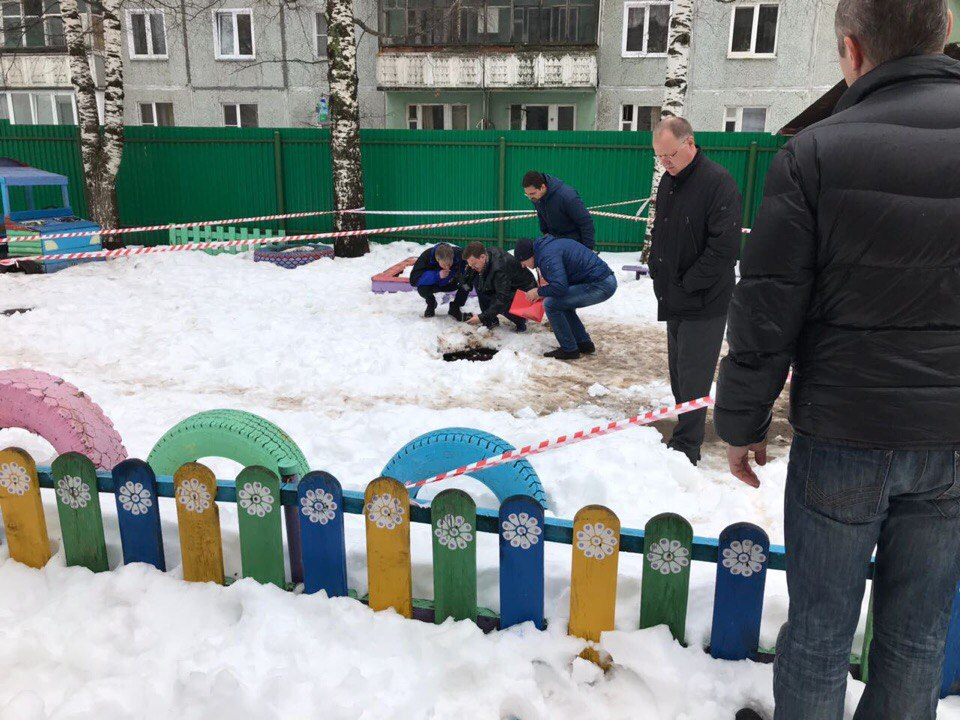 В Кирове ребенок у детского сада провалился в яму глубиной 2 метра