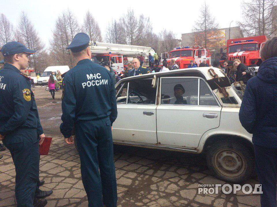 Фото: в Чепецке у администрации выстроилась пожарная техника
