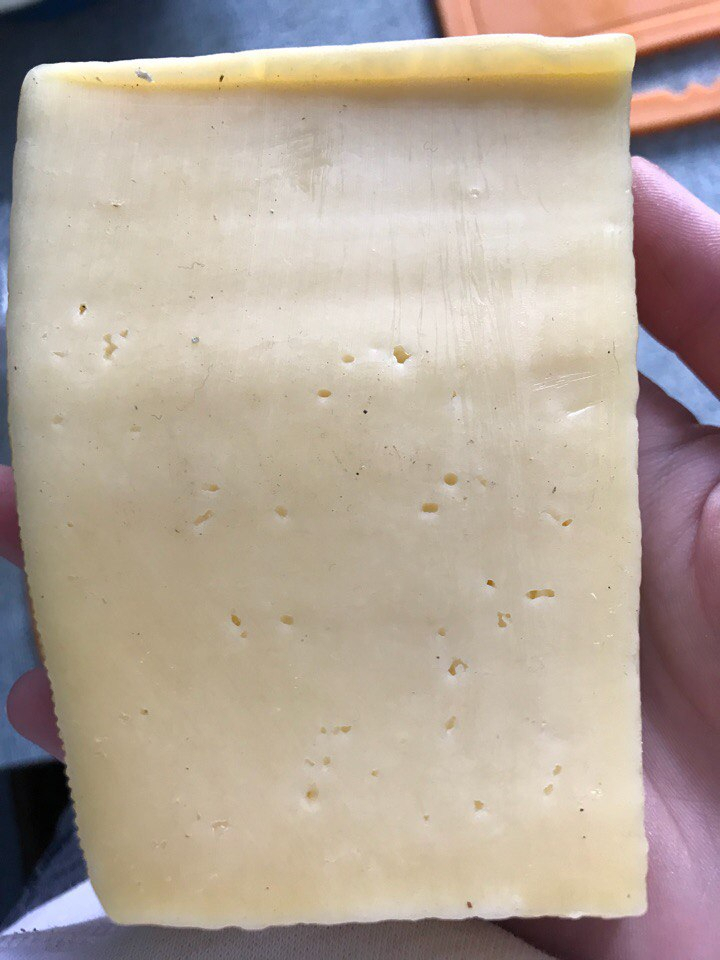 Чепчанке попался сыр с неприятным "сюрпризом"