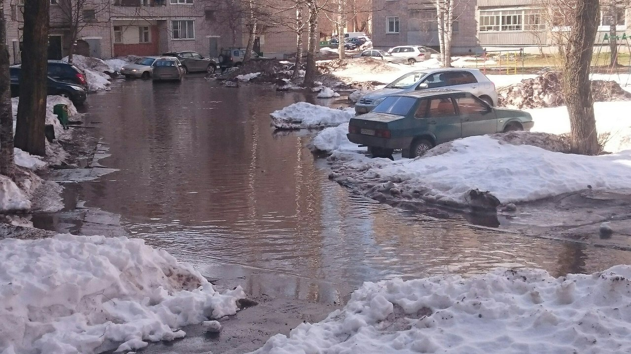 В Чепецке талой водой затопило двор