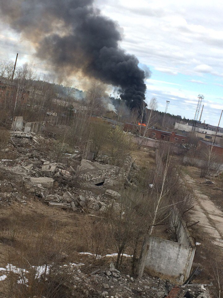 В Чепецке 37 спасателей тушили здание бывшей воинской части