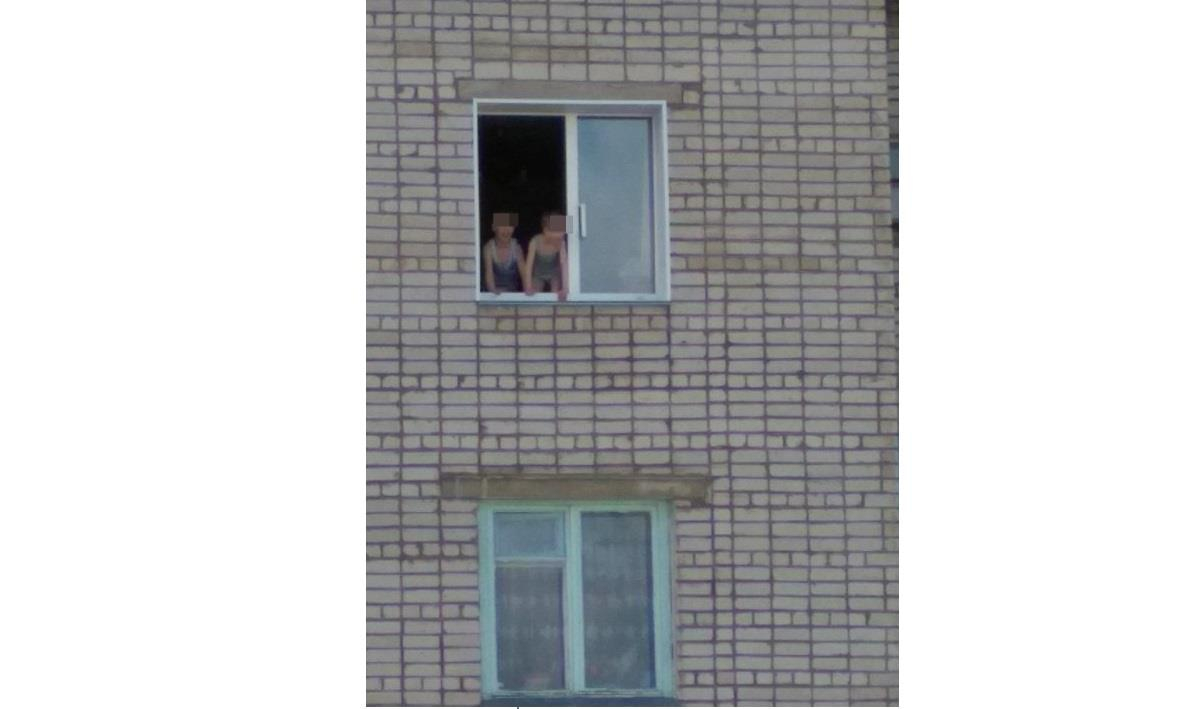 В Чепецке сняли двух детей, сидевших на краю открытого окна