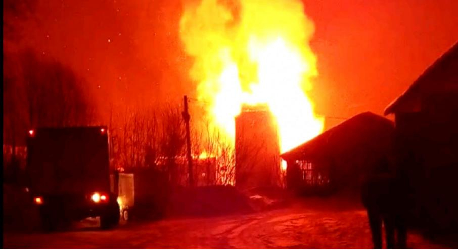 В Кировской области прохожие спасли в пожаре двух женщин