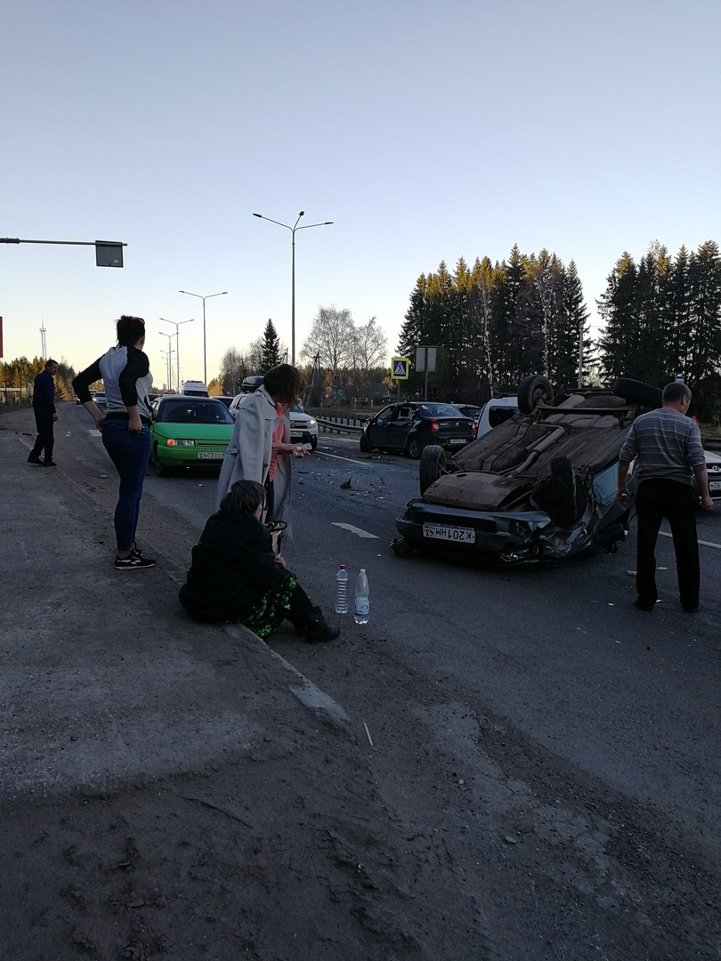 На Советском тракте столкнулись две легковушки: одна из машин перевернулась