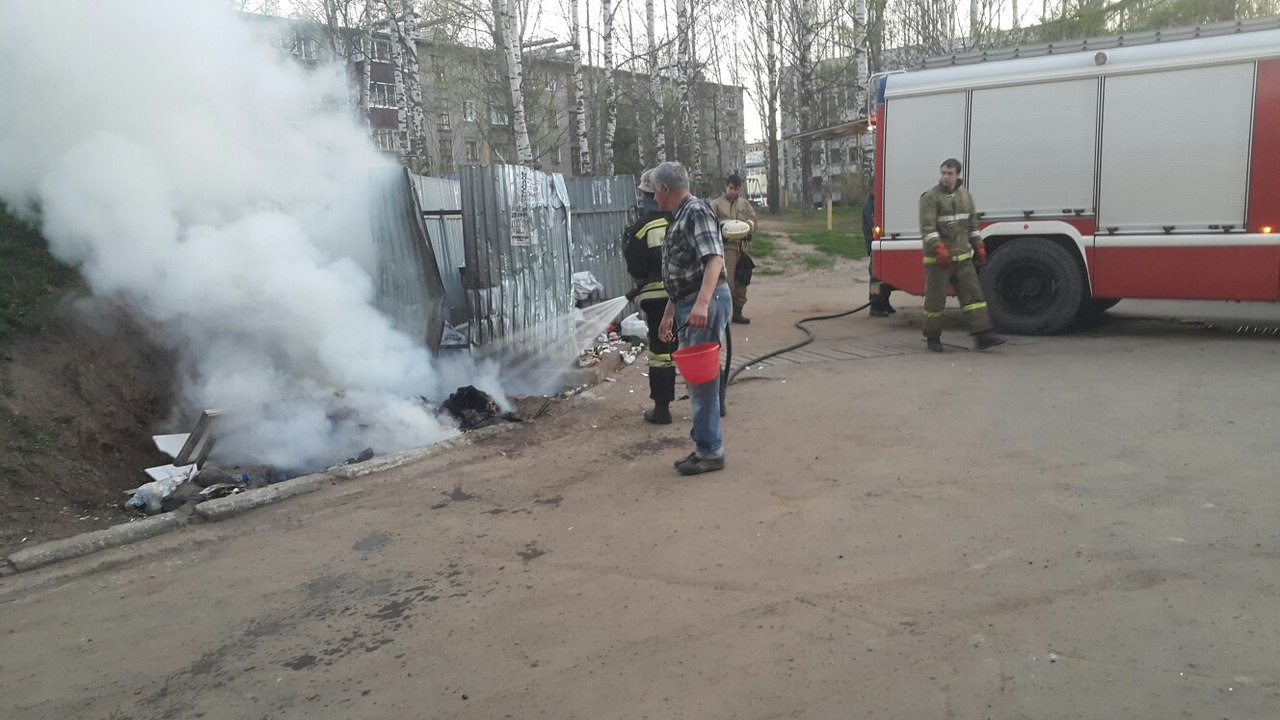 Из-за ночного пожара на Луначарского жильцов будили и просили убрать авто