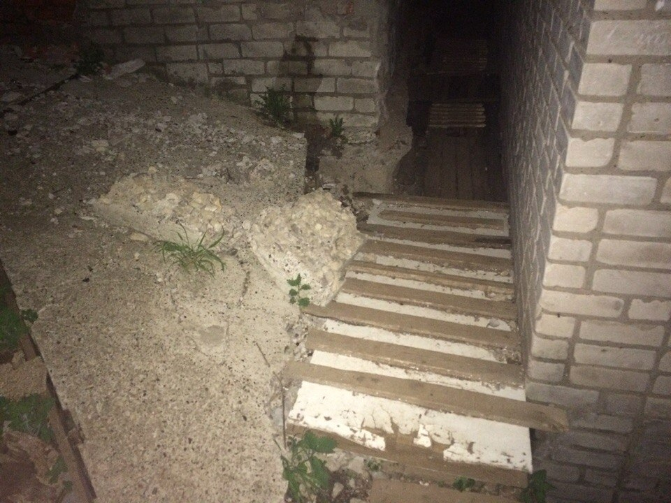 В Чепецке на улице Овражной со здания упала бетонная глыба