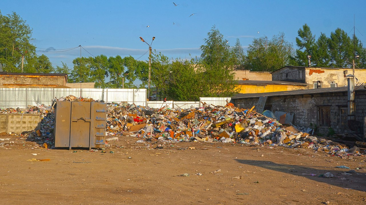 На территории чепецкого предприятия обнаружили свалку бытового мусора