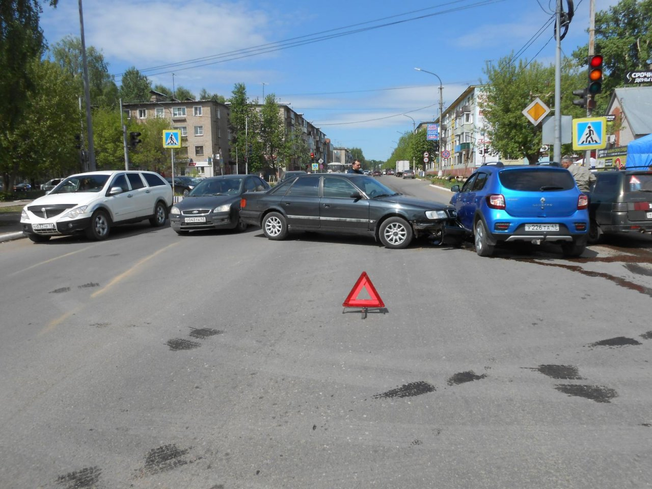 Спасатели ликвидировали последствия аварии на проспекте Мира в Чепецке