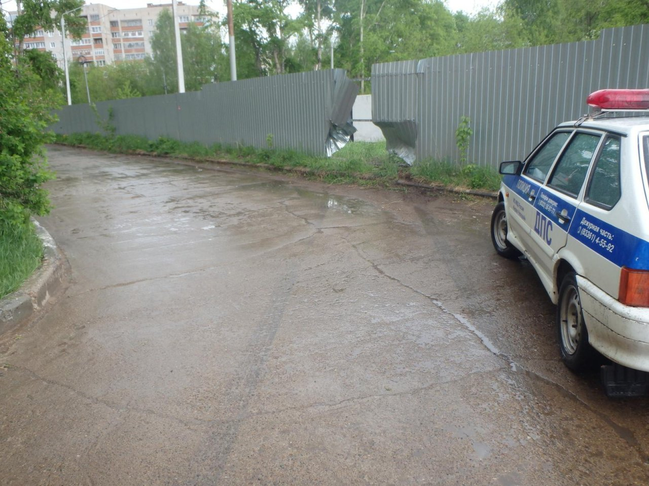 В Чепецке на улице Фестивальной водитель въехал в забор и скрылся