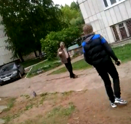 В Чепецке мужчина по просьбе подростков разбил окно: появились подробности