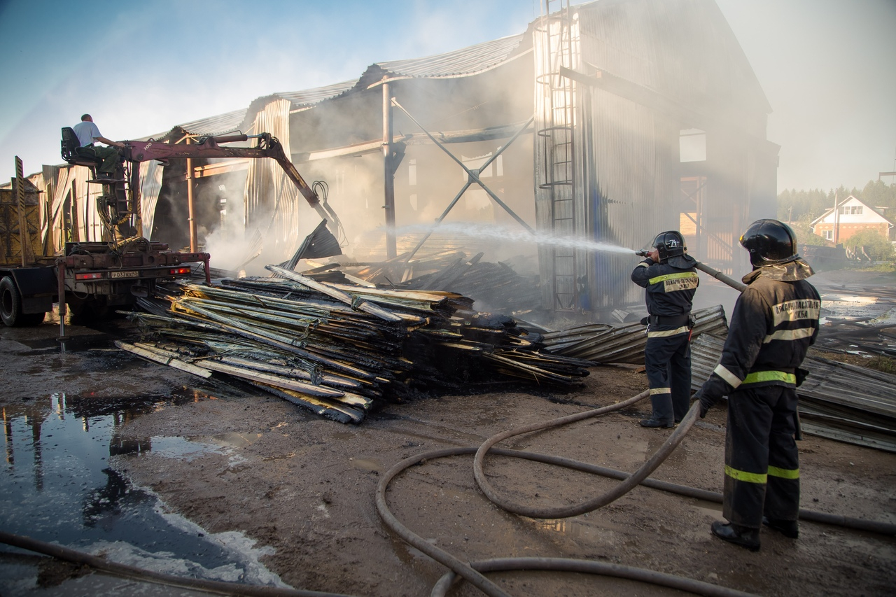 Видео: в Чепецком районе на ремзаводе произошел крупный пожар