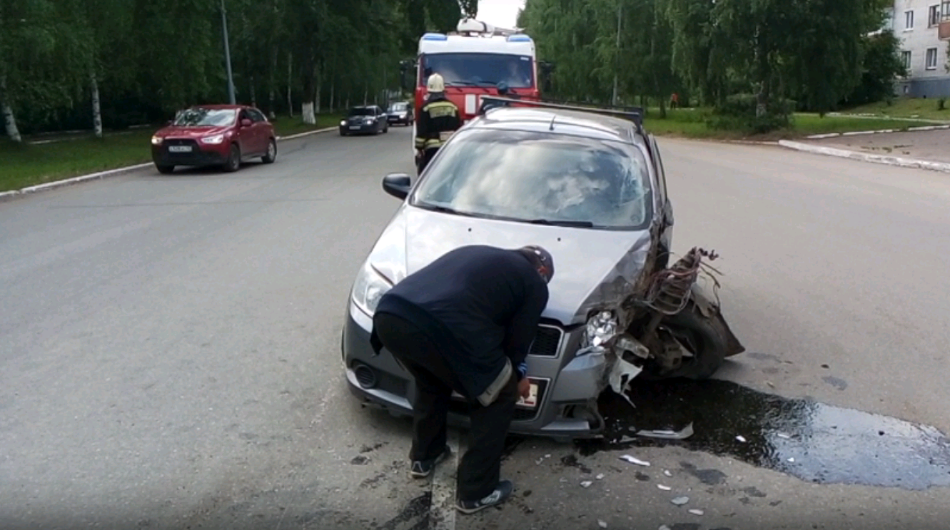 В Боево столкнулись автобус и Chevrolet: обломки от авто разлетелись на десятки метров
