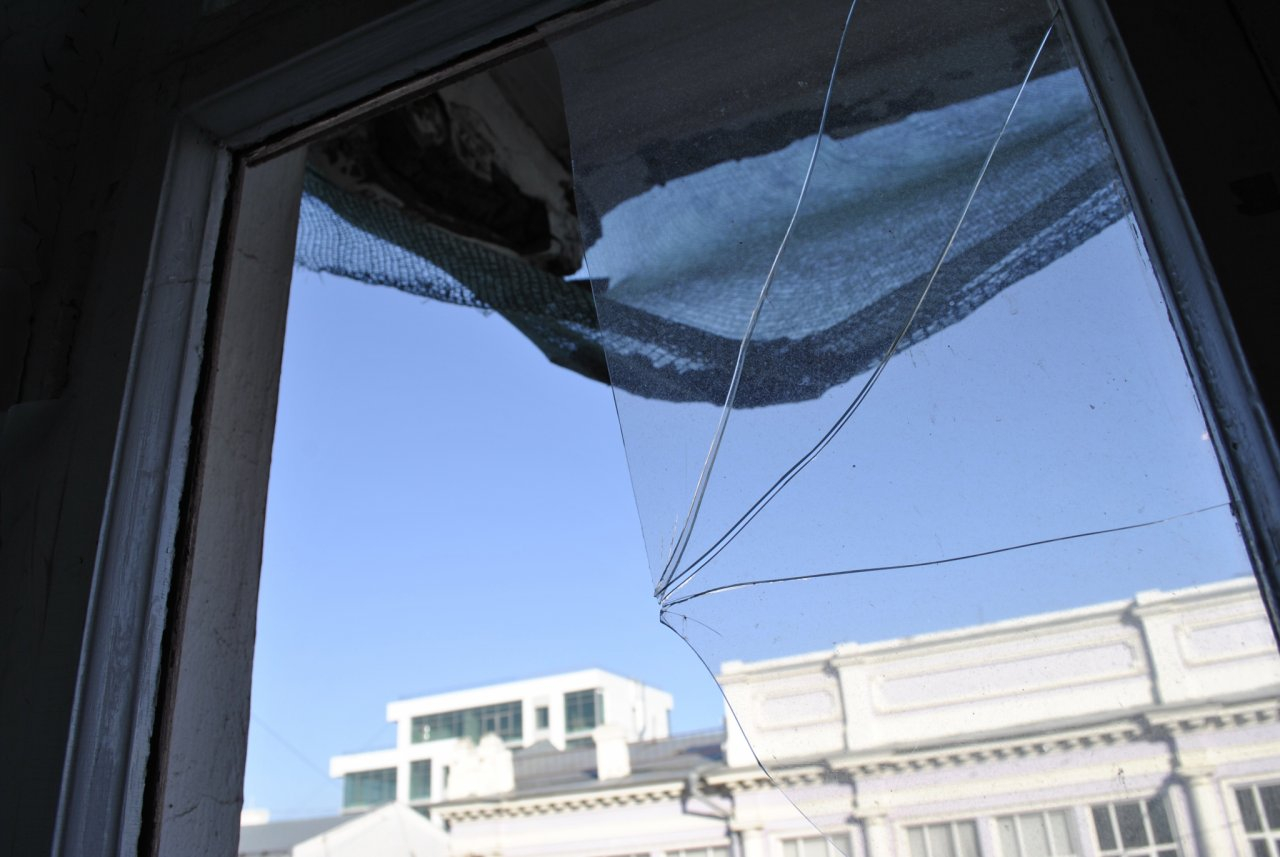 В Кирове женщина при странных обстоятельствах выпала из окна