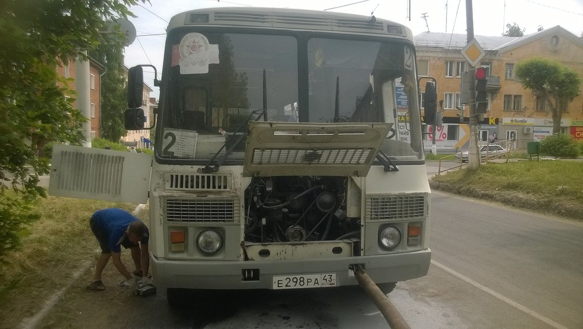 В центре Чепецка во время движения загорелся автобус
