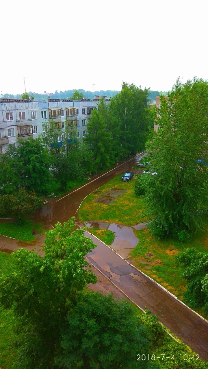 В Боево после ливня затопило двор