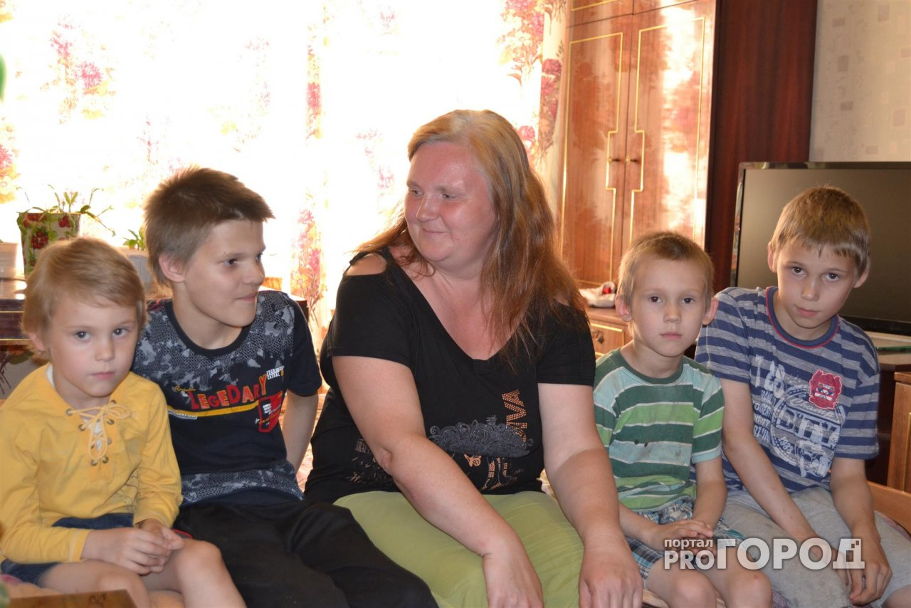 "Сыновья просят мяса, дочь муки, а денег хватает лишь на макароны": один день из жизни многодетной семьи в Чепецке