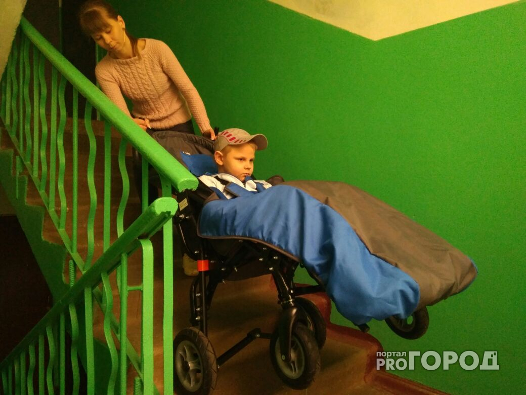 Мать ребенка-инвалида не может добиться установки пандуса в подъезде в Чепецке
