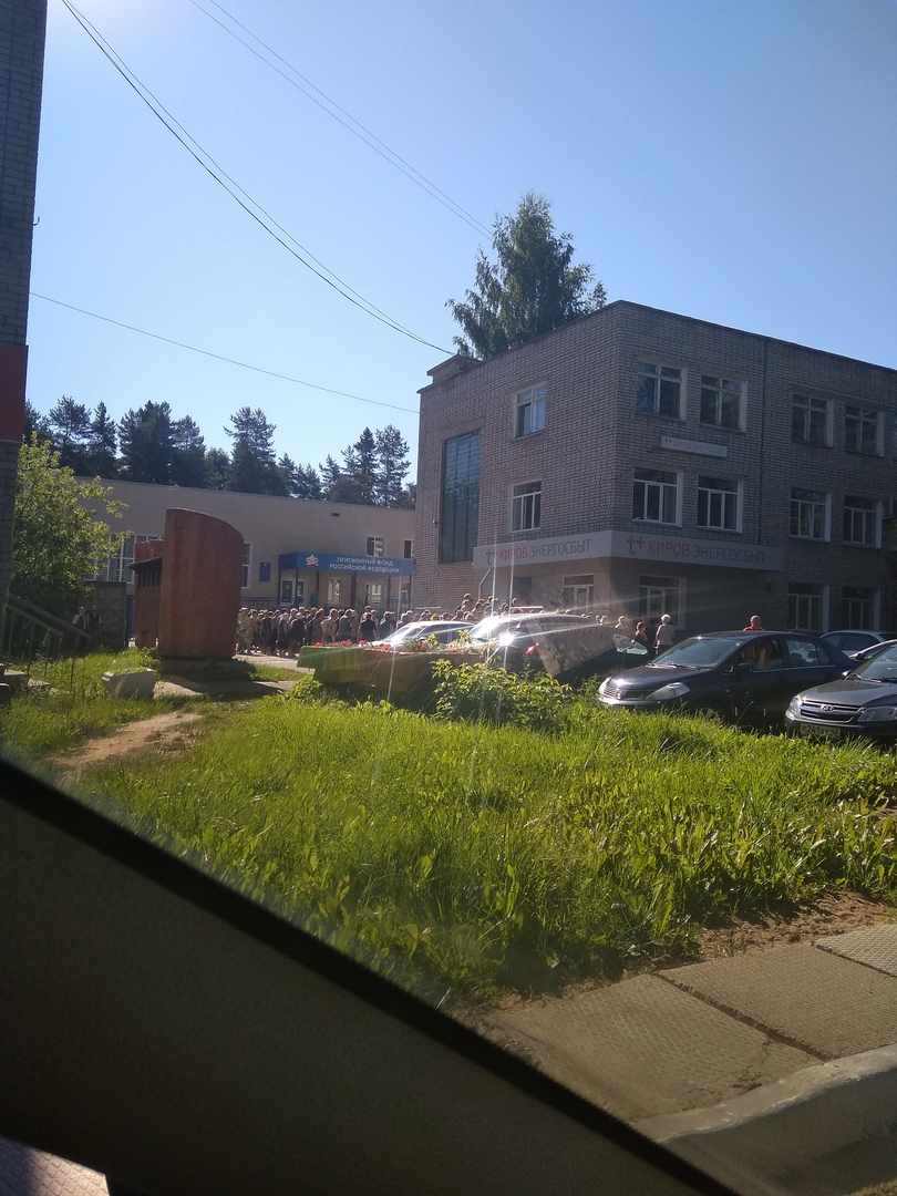 В Чепецке десятки недовольных жителей пришли к офису "Энергосбыта"