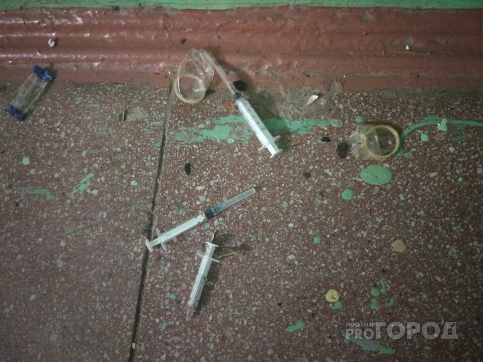 В Кирово-Чепецке в подъезде разбросали шприцы и презервативы