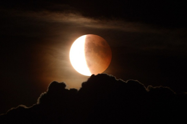 Фоторепортаж из соцсетей: 6 самых эффектных фотографий лунного затмения