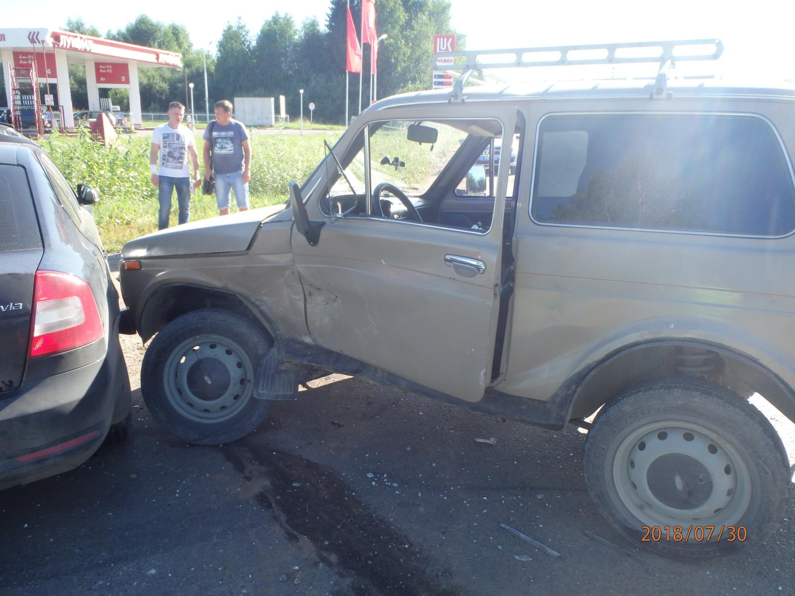 В Чепецком районе у АЗС «Нива» не пропустила иномарку: оба водителя получили травмы