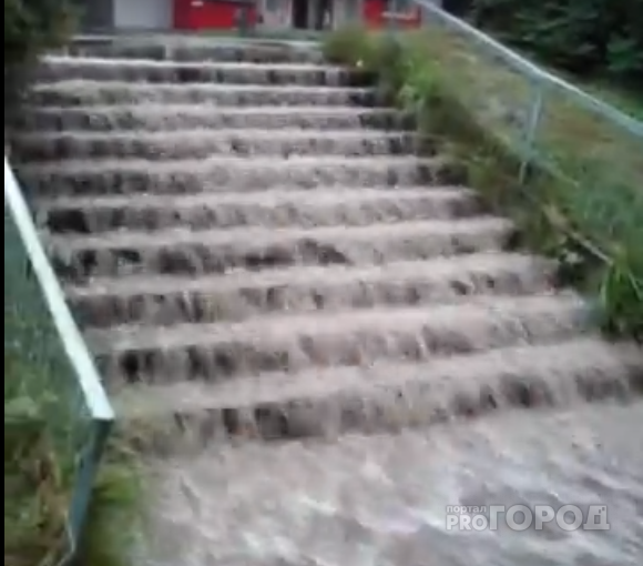 Видео: из-за ливня в Чепецке образовался настоящий потоп