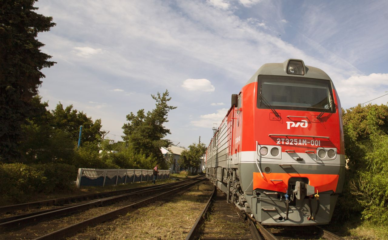 В Кировской области мужчину едва не сбил поезд