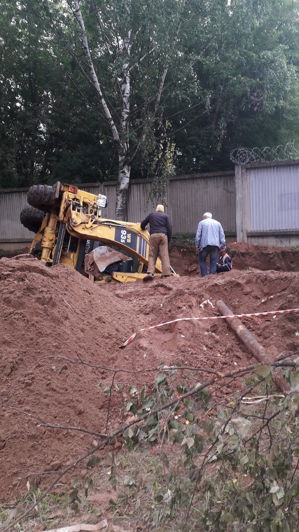 В Чепецке грейдер упал в яму во время замены трубопровода