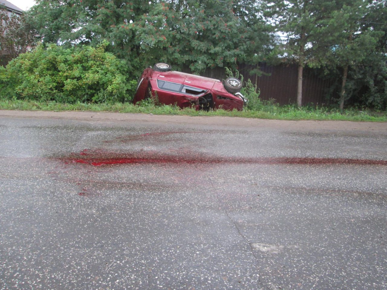 В Кирово-Чепецком районе водитель ВАЗа не справился с управлением: машина перевернулась