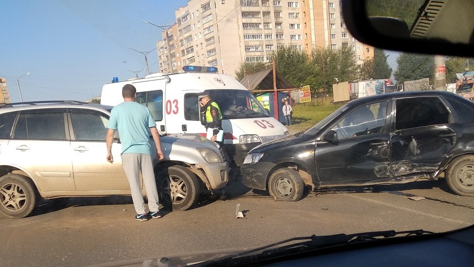 В Чепецке возле ТЦ «БУМ» произошло серьезное ДТП: один из пассажиров травмирован
