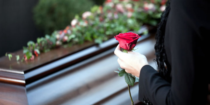 Печальная инструкция: что нужно знать об организации похорон?