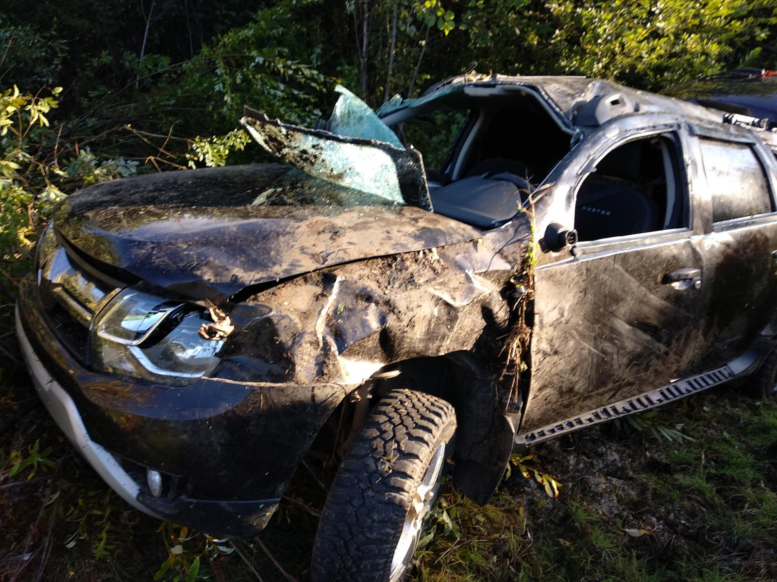 В Чепецком районе ночью на трассе перевернулся Renault: двое травмированы