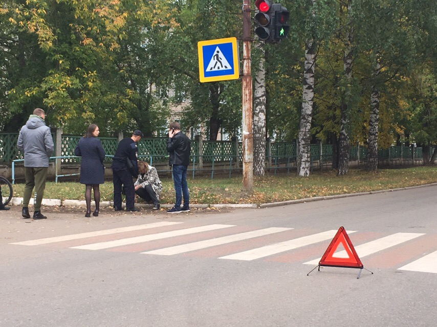 «Живая, но в крови»: в Чепецке на пешеходном переходе у школы сбили женщину