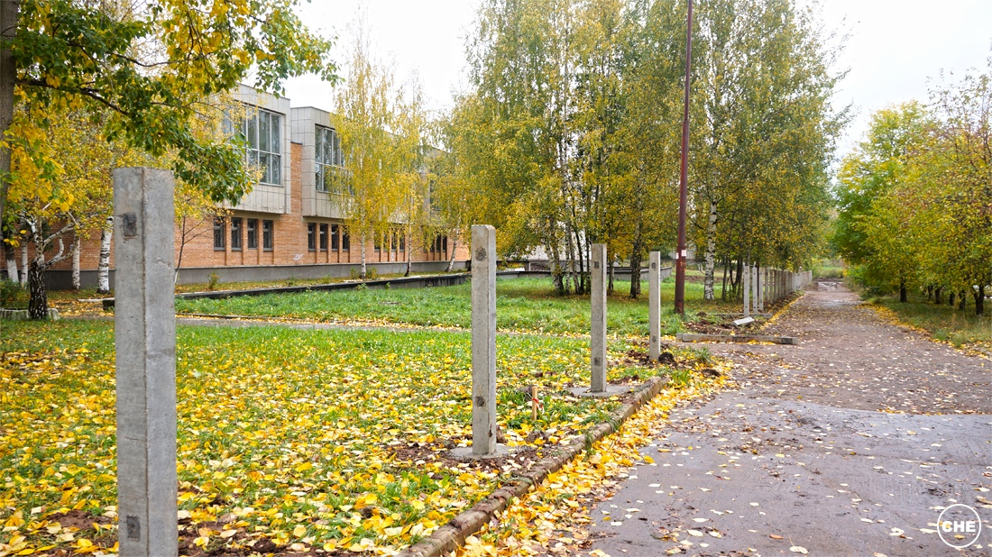 У художественной школы в Чепецке начали ставить забор