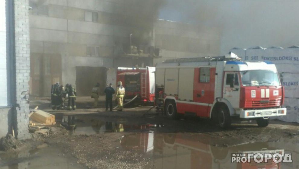 32 спасателя тушили пожар на частном предприятии в Чепецке