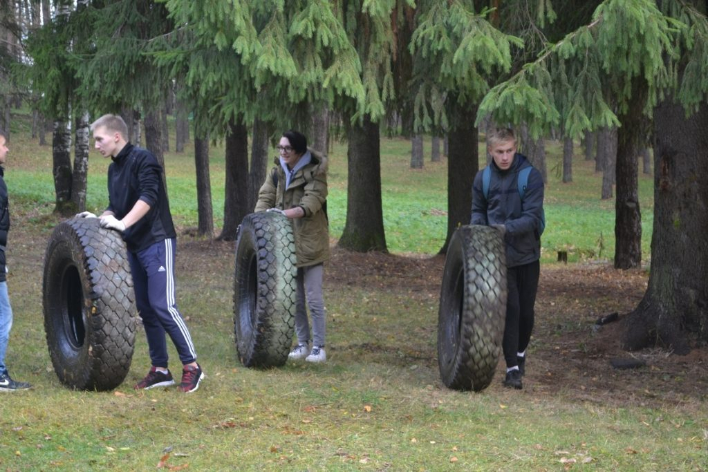 Школьники и студенты прибрались в Комсомольском парке в Чепецке