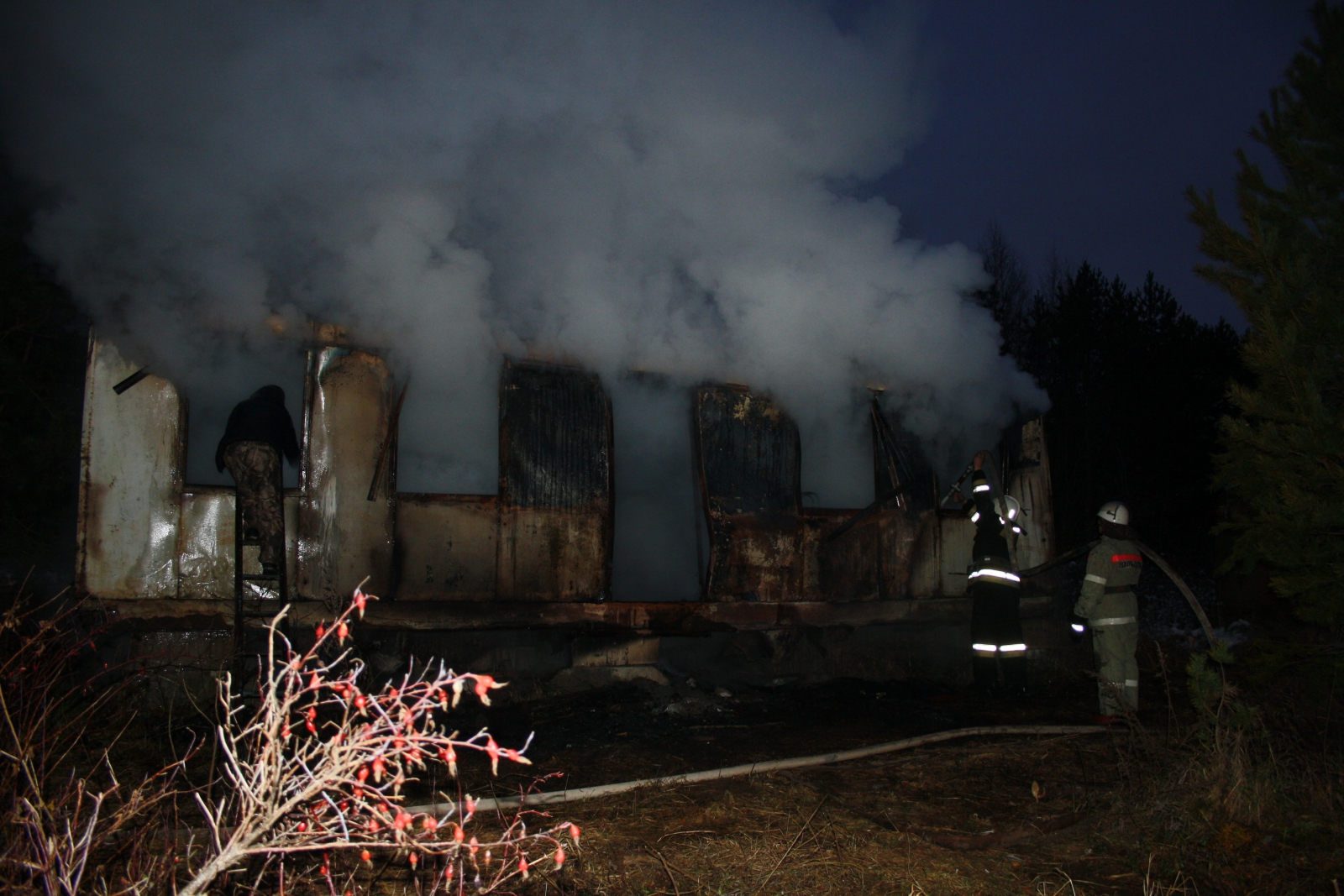 В Кировской области в рыбацком домике заживо сгорели молодые мужчины